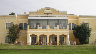 La imponente fachada del resort en el partido de Luján, a 5 kilómetros de Open Door.