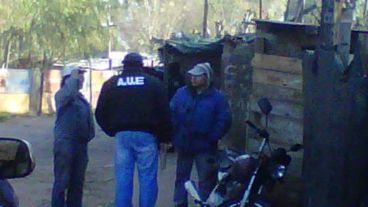 Un policía en el marco del amplio operativo en villa La Boca.