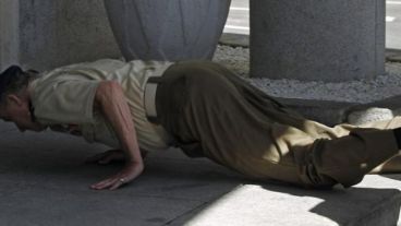 El rey terminó con la cara contra el piso.