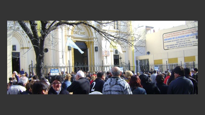 Cada 7 de agosto miles de rosarinos rezan en la iglesia de calle Buenos Aires.