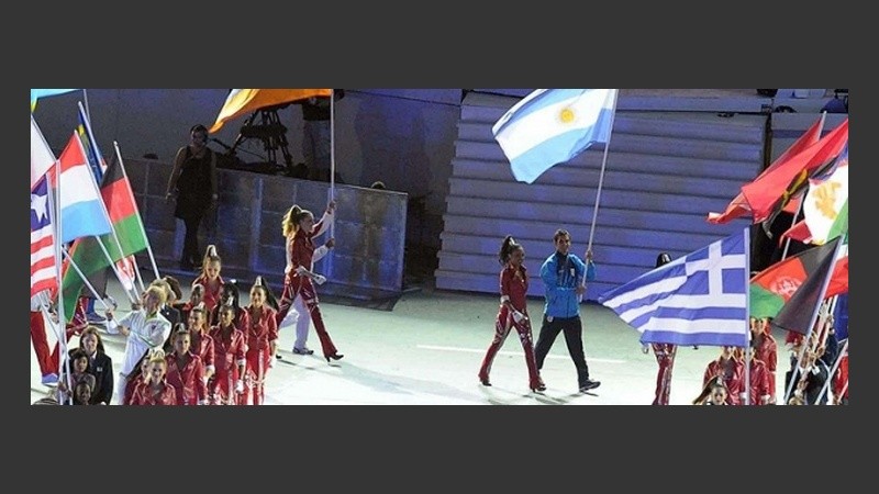 El taekwondista Crismanich llevó la bandera argentina, cedida por Scola.