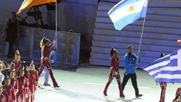 El taekwondista Crismanich llevó la bandera argentina, cedida por Scola.
