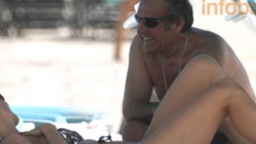 El Lole junto a su mujer en la playa de Miami.