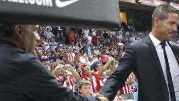 Bielsa se saluda con Simeone, cuyo equipo le ganó los tres partidos de este año.
