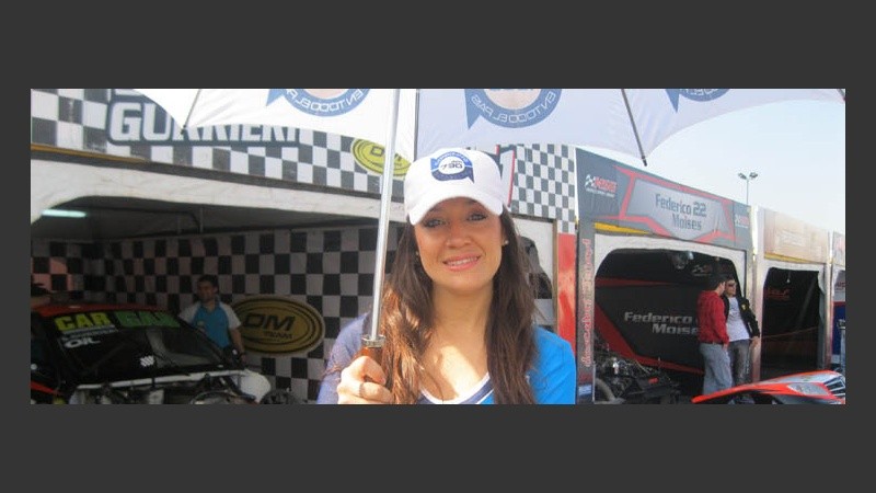 Autos y chicas, la locura de los rosarinos.