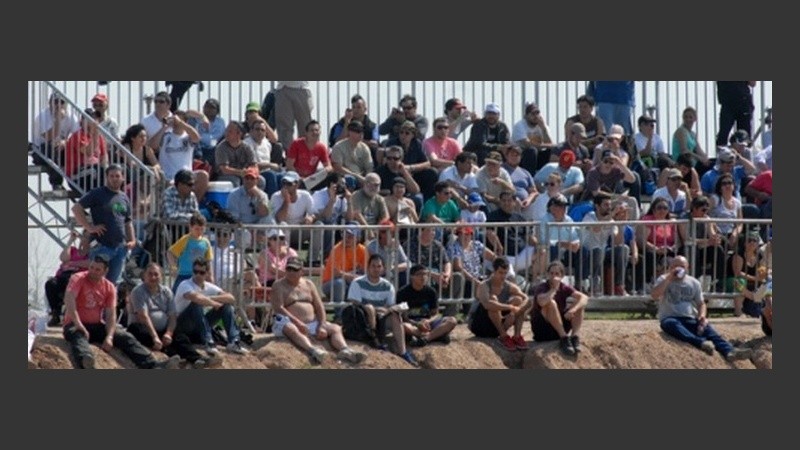 La gente acompañó desde las tribunas del circuito.