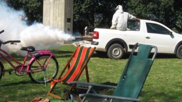 La camioneta se abre paso entre las reposeras.