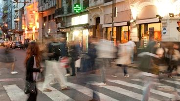 Ante movimientos inesperados, los defensores se quedan sin referencias posicionales.