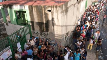 Los venezolanos van masivamente a las urnas.