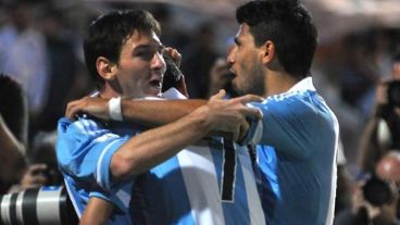 Goleadores: el rosarino metió dos y Agüero el otro.