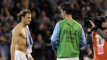 Forlán y los suyos no pudieron con la ofensiva argentina.