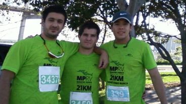 Los competidores buscaron un poco de sombra luego de correr.