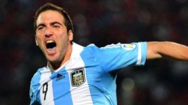 Higuaín hizo un golazo y después se fue lesionado.