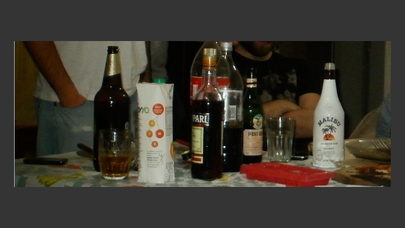 Mesa llena de botellas en la previa, una imagen común.