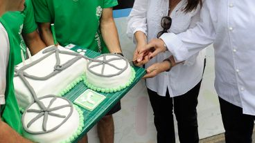Una torta con dos ruedas para celebrar el festejo.