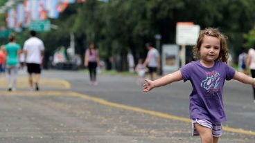 Niños y grandes recorren el tramo cerrado al tránsito vehicular cada domingo.