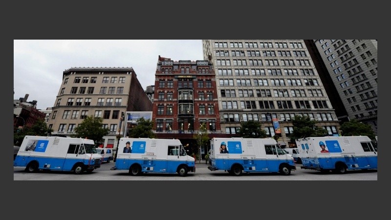 Camiones de emergencia esperan apostados en Union Square.