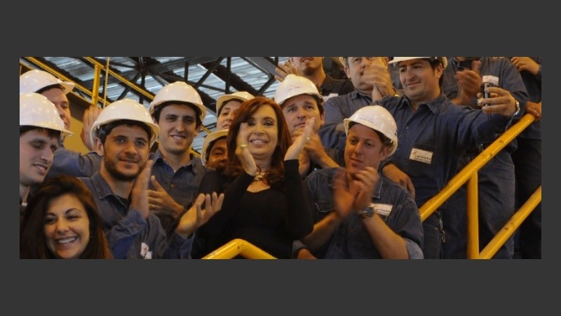 Cristina posó con los trabajadores de la planta.