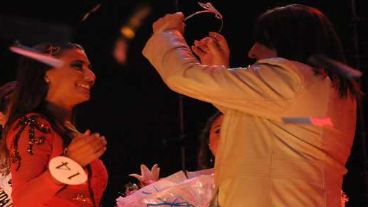 Mónica Fein, la encargada de coronar a las elegidas.