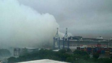 Un contenedor emana vapor y causa un fuerte olor en toda la ciudad.