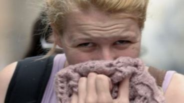 La gente se tapa la nariz para evitar el mal olor.