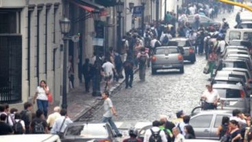 Caos en la ciudad luego del incendio de un contenedor en el puerto.