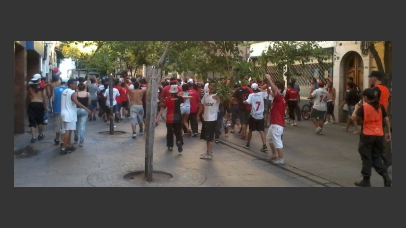 Simpatizantes xeneizes festejaron pero se cruzaron con los leprosos.