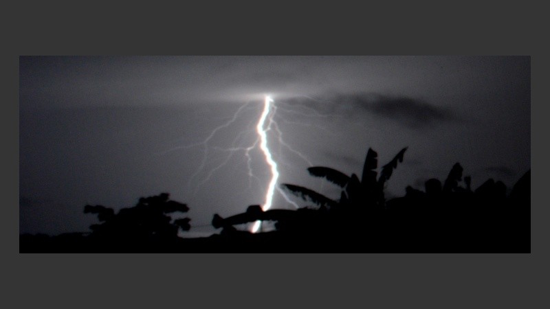 El rayo descarga en plena tierra, en medio de la ciudad.