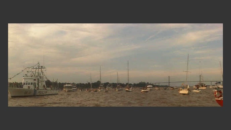 Las embarcaciones rumbo al Monumento.