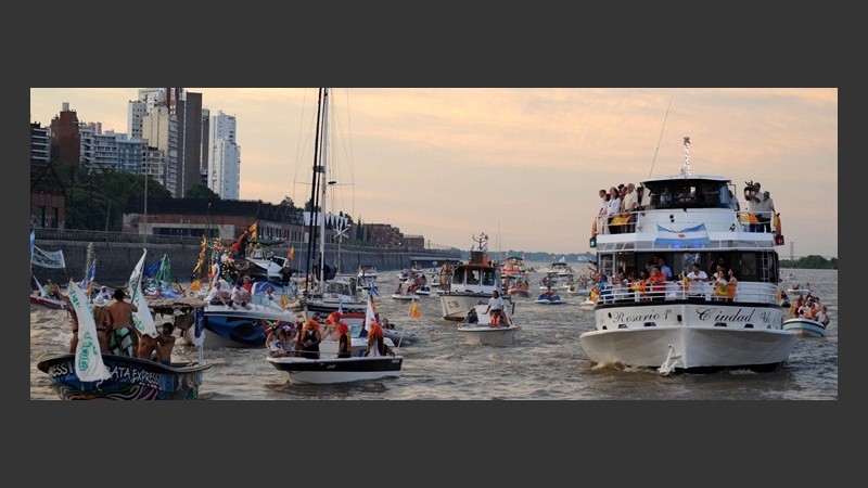 Las embarcaciones rumbo al Monumento.