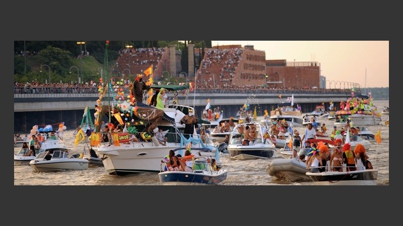 Unas 600 embarcaciones recorrieron la costa rosarina.