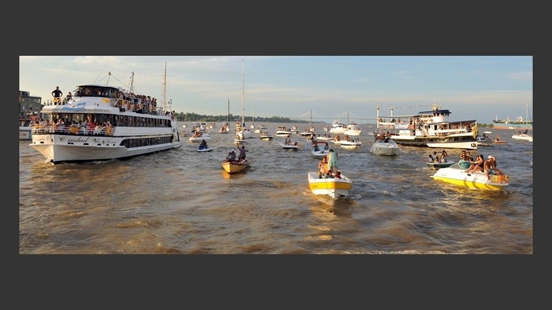 Las embarcaciones rumbo al Monumento.