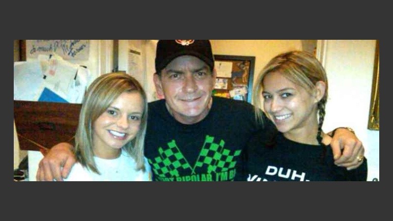 Sheen junto a dos actrices porno.