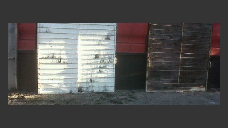 Otra imagen que muestra las consecuencias del fuego en el local. 