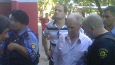 Lamberto en la zona de los parrilleros de Newell's, antes de resolver la suspensión