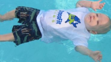 La técnica del ISR enseña a los bebés a flotar hasta que llega la ayuda.