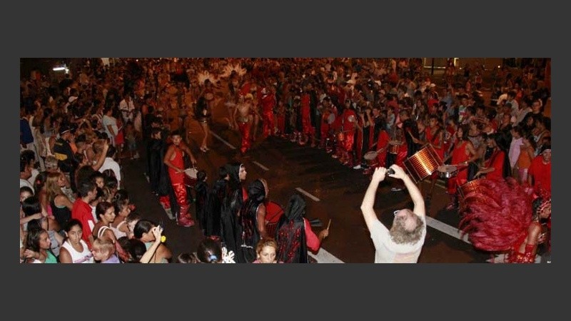 El sur festejó con desfile de comparsas. 