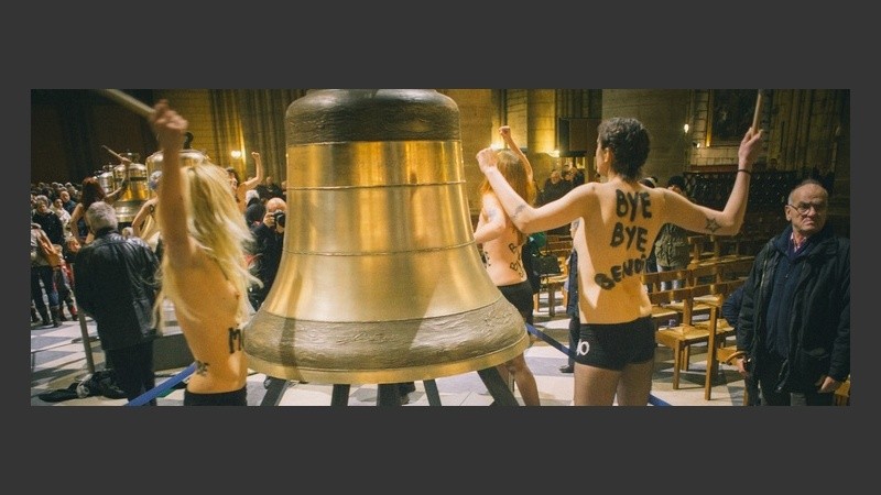 Las chicas irrumpieron en medio de la paz de la tradicional iglesia.