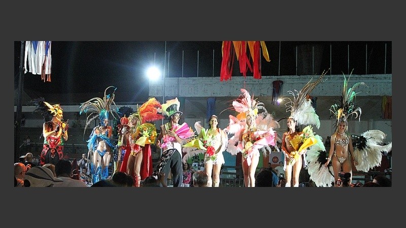Desfile de comparsas y premiaciòn en el predio ferial.
