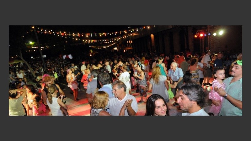 Banderines y bombitas de colores en el baile de carnaval de la Isla de los Inventos.