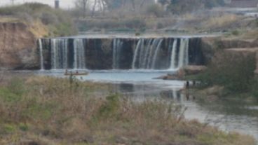 La cascada está sobre el arroyo Saladillo a la altura del Parque Regional Sur.