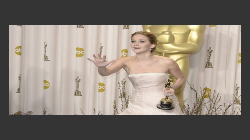 Jennifer Lawerence feliz con su Oscar.