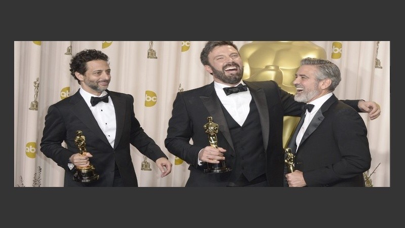 Grant Heslov, Ben Affleck y George Clooney celebran el galardón de la noche. 