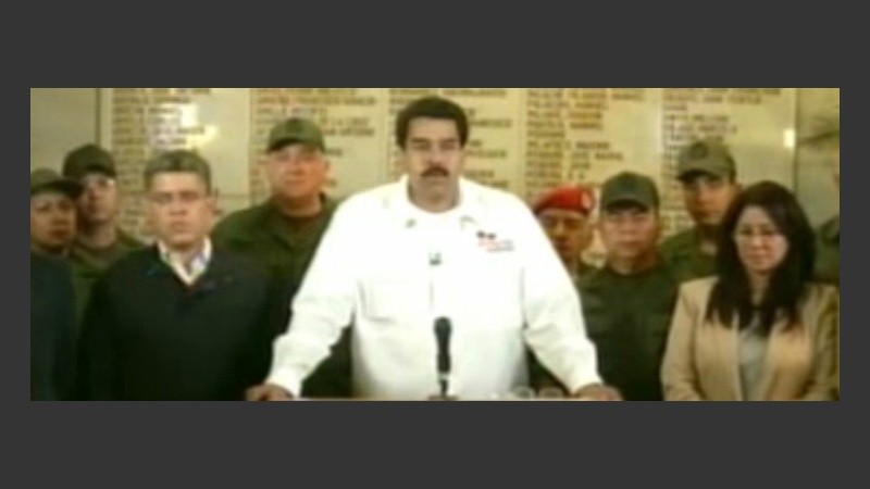 Maduro comunicó la noticia por cadena nacional y rodeado de funcionarios.