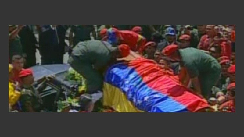 El féretro fue tapado con una bandera venezolana para hacer el recorrido.