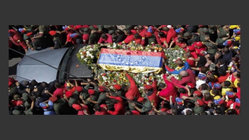 Una multitud despide al líder bolivariano.