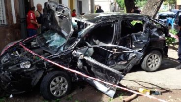 El Fiat Uno quedó destrozado y el Peugeot 207, sobre la vereda.