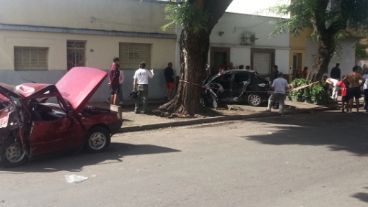 El Fiat Uno quedó destrozado y el Peugeot 207, sobre la vereda.