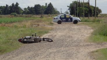 La moto en la que quisieron escapar los ladrones.