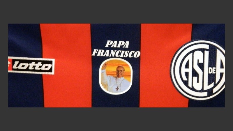 La imagen de Francisco se exhibió estampada en el frente de la casaca azulgrana.